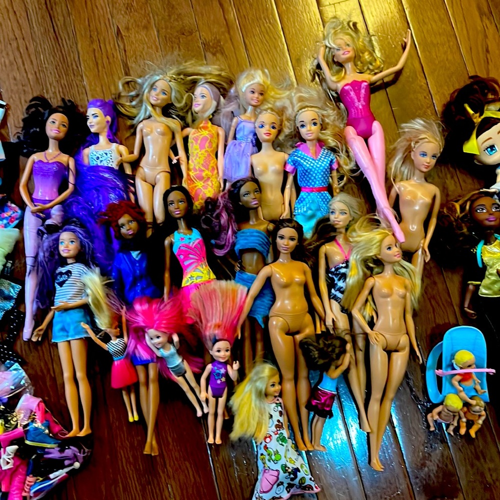 Dolls!! Barbies, skippers, Anna, Elsa, etc plus accessories, shoes & clothes!!!